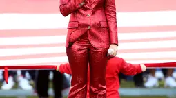 Penyanyi Lady Gaga saat membuka acara Super Bowl 50 di Santa Clara, California, Minggu (7/2). Pelantun lagu Judas itu mengenakan sepatu berwarna merah dengan bagian haknya berhiaskan merah-putih-biru seperti bendera AS (Christopher Polk/Getty Images /AFP)