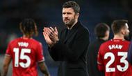 Tambahan tiga poin membuat Manchester United kembali ke peringkat keempat dengan raihan 48 poin. Tampak dalam foto, pelatih interim Manchester United asal Inggris, Michael Carrick, memberikan tepuk tangan kepada para penggemar setelah pertandingan pekan ke-27 Liga Primer Inggris 2025/2026 melawan Everton di Stadion Hill Dickinson, Liverpool, barat laut Inggris, Senin 23 Februari 2026 waktu setempat atau Selasa 24 Februari 2026 dini hari WIB. (Paul ELLIS/AFP)
