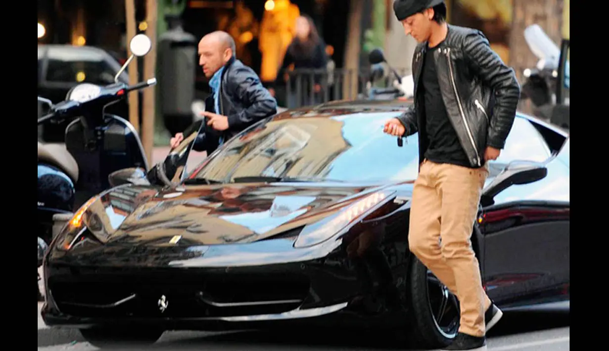 Bintang sepakbola asal Jerman, Mesut Ozil menggunakan Ferrari 458 yang dibanderol £169.545 atau setara Rp3,1 miliar. (Istimewa)