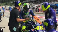 Pebalap Movistar Yamaha, Valentino Rossi, menempati start kurang ideal pada balapan MotoGP Austria, Minggu (13/8/2017). (Yamaha MotoGP)