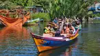 Menparekraf Sandiaga Uno dan Youtuber Atta Halilintar menyusuri sungai menggunakan perahu pada peresmian Kampung Karst Rammang Rammang, Sulawesi Selatan, Kamis (17/06/2021). Kegiatan tersebut merupakan rangkaian promosi dalam program Anugerah Desa Wisata Indonesia 2021. (Liputan6.com/HO/Parekraf)