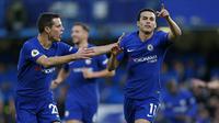 Winger Chelsea, Pedro Rodriguez, rayakan gol ke gawang Stoke City bersama Cesar Azpilicueta, pada laga di Stamford Bridge, Sabtu (30/12/2017). (AFP/Ian Kington)