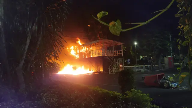 Massa aksi solidaritas pengemudi ojek online (pengemudi ojol) Affan Kurniawan yang meninggal dunia di Jakarta membakar pos Polisi yang berada di Taman Bungkul, Surabaya, Jawa Timur.