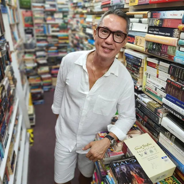 6 Potret Terbaru Presenter Erwin Parengkuan, Awet Muda di Usia 53 Tahun