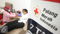 Warga mendonorkan darahnya di kantor PMI DKI Jakarta, Jumat (24/6). Meskipun terdapat penurunan, namun stok darah di Ibu Kota relatif aman selama Ramadan dengan jumlah sekitar 800-1.500 kantong perhari. (Liputan6.com/Immanuel Antonius)