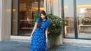 Tampilan simple chic dari Mici mengenakan dress lengan pendek berwarna biru dengan corak-corak kecil yang manis. [Foto: Instagram/parramitha]