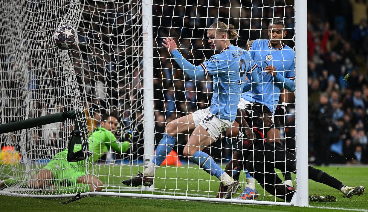 <p>Pemain Manchester City, Erling Haaland mencetak gol ketiganya ke gawang RB Leipzig pada laga leg kedua 16 Besar Liga Champions 2022/2023 di Etihad Stadium, Manchester, Rabu (15/03/2023). The Cityzens berhasil melaju ke babak perempat final setelah berhasil menang dengan skor 7-0. (AFP/Oli Scarff)</p>