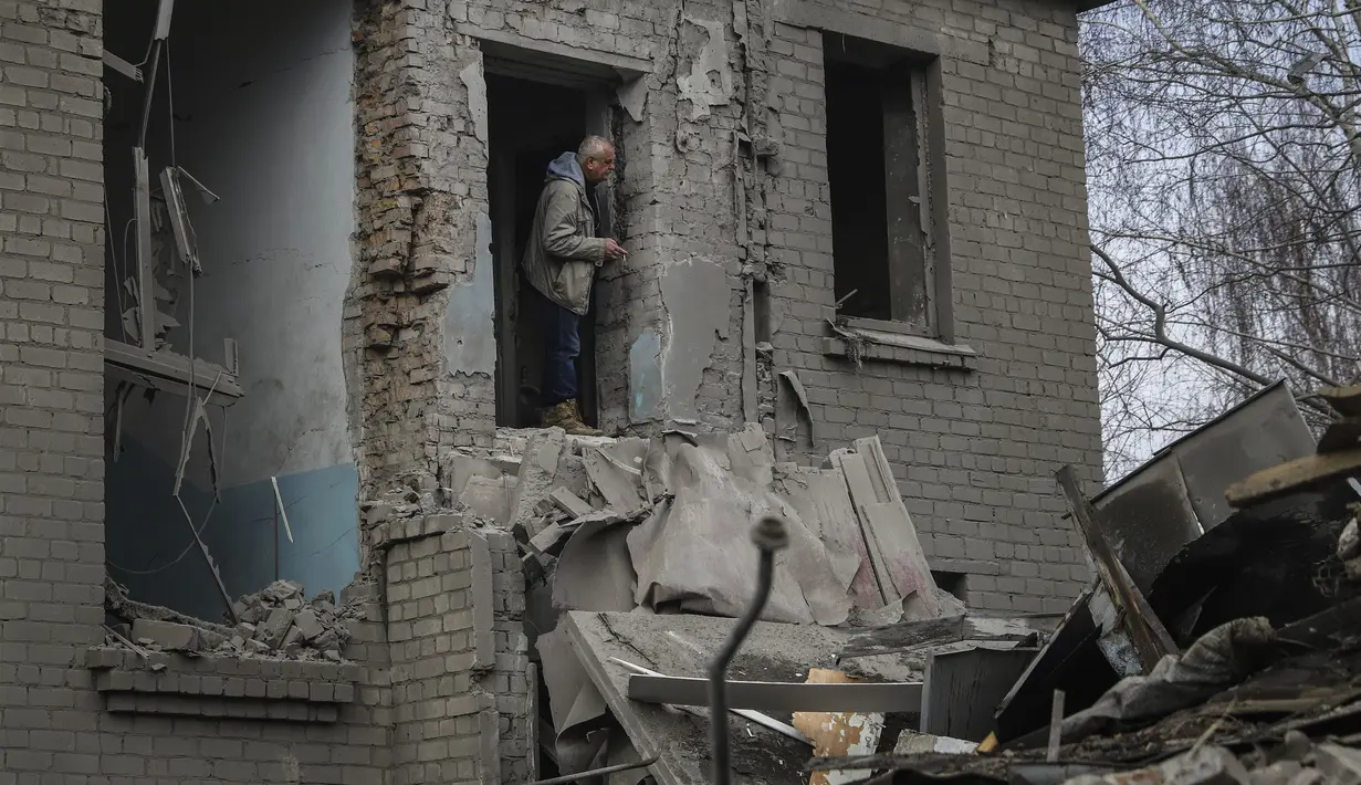 Seorang pria melihat keluar dari  bangsal bersalin rumah sakit yang rusak di Vilniansk, wilayah Zaporizhzhia, Rabu (23/11/2022). Serangan roket Rusia itu terjadi saat proses bersalin sedang berlangsung di rumah sakit tersebut. (AP Photo/Kateryna Klochko)