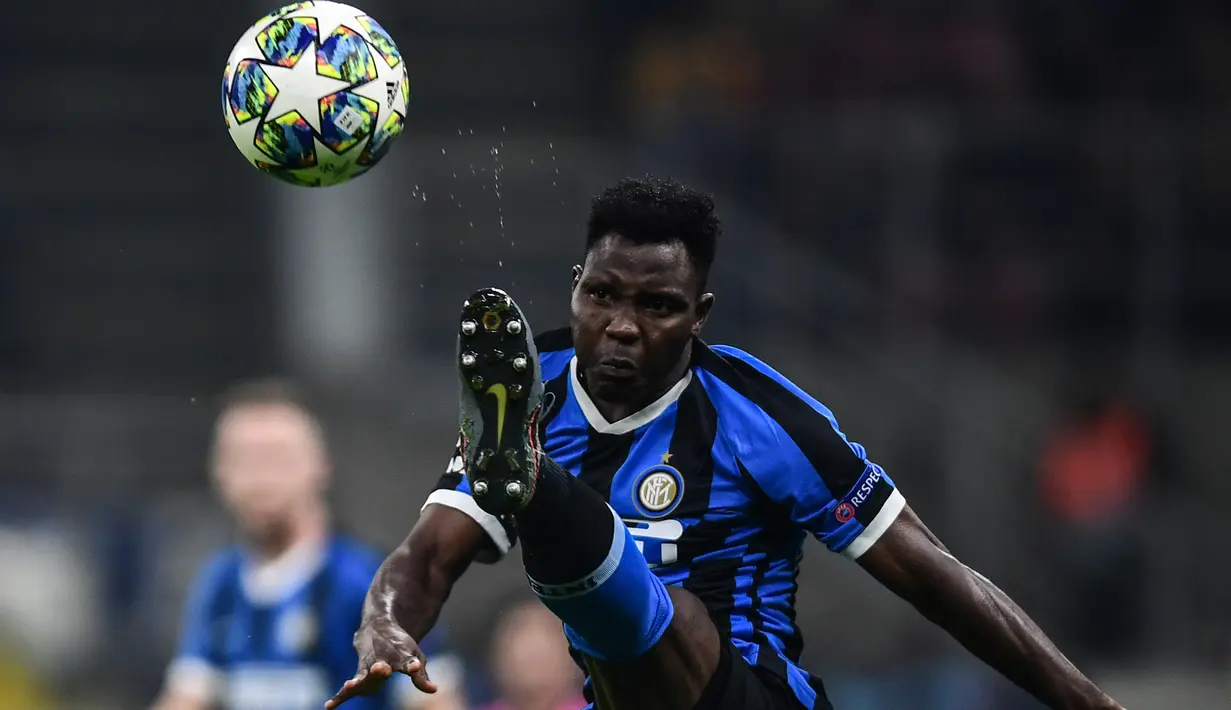 Bek Inter Milan, Kwadwo Asamoah berusaha mengontrol bola selama bertanding melawan Borrusia Dortmund pada lanjutan Grup F Liga Champions di stadion San Siro, Italia (23/10/2019). Inter Milan menang 2-0 atas Dortmund. (AFP Photo/Miguel Medina)