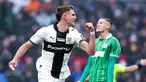 Pemain Parma, Mateo Pellegrino Casalanguida, melakukan selebrasi setelah mencetak gol ke gawang Sassuolo pada pekan ke-18 Serie A 2025/2026 di Mapei Stadium, Sabtu (03/01/2025). (Massimo Paolone/LaPresse via AP)