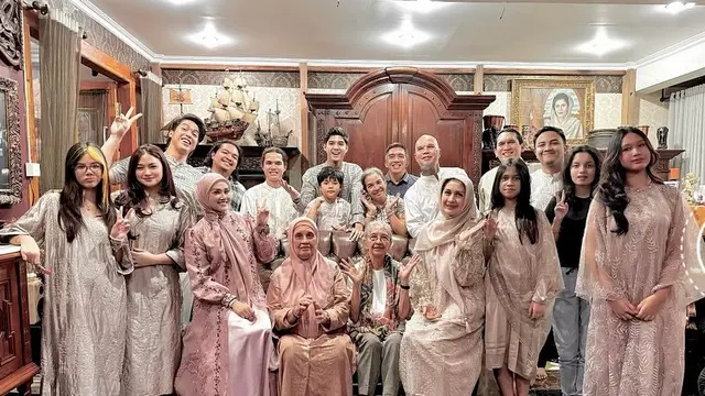 Potret Mulan Jameela dan Ahmad Dhani rayakan lebaran bersama anak dan keluarga besar (Sumber: Instagram/@mulanjameela1)