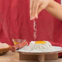 Ilustrasi menaburkan garam. (Foto: Freepik)