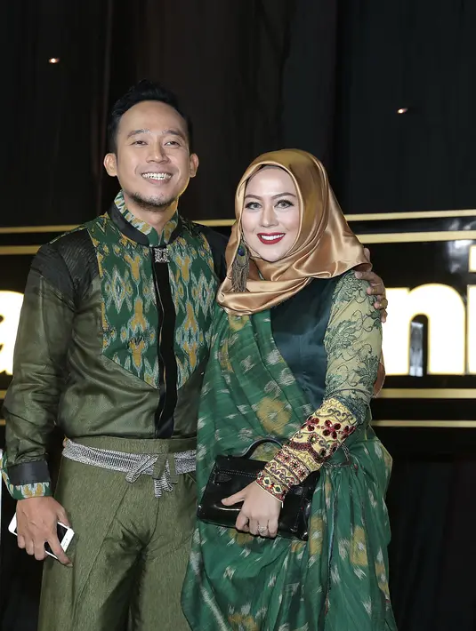 "Gue sih nggak pernah memaksakan dia. Tapi kalau setiap dia pakai, gue selalu puji. Dia tahu itu kode," ujar Denny Cagur. (Galih W. Satria/Bintang.com)