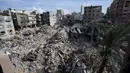 Warga Palestina mencari jenazah keluarga al Meghari yang tewas dalam pemboman Israel di Jalur Gaza di kamp pengungsi Bureij, Jalur Gaza, Selasa, 14 November 2023. (AP Photo/Adel Hana)
