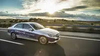Mercedes Benz E Class mampu membuktikan kalau mampu menempuh jarak hingga 1.968 kilometer bermodal bahan bakar penuh pada tangkinya.