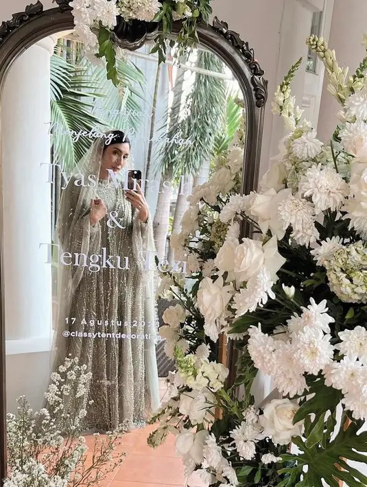 Kabar tersebut diketahui lewat unggahan terbaru di Instagram pribadinya. Tampak Tyas melakukan mirror selfie yang bertuliskan ‘Pengajian menjelang pernikahan Tyas Mirasih dan Tengku Tezi’. [Instagram/tyasmirasih]