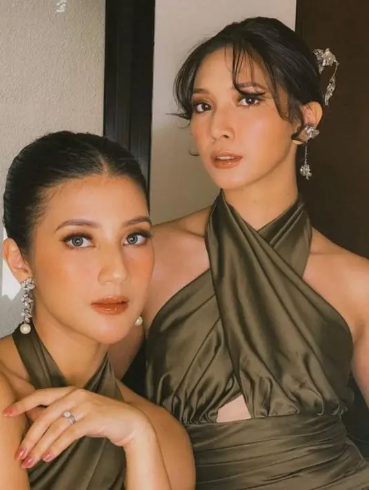 Jadi bridesmaid, Sheila Dara dan Fita Anggriani tampil memesona dibalut halter dress warna coklat. Gaun tersebut menampilkan detail cut out di bagian perut. [IG/@fitaanggriani/@sheiladaisha]
