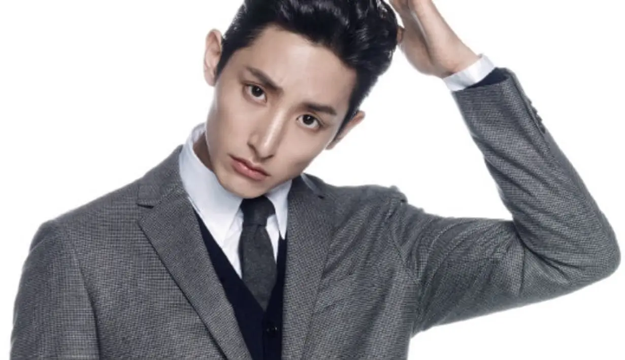 Lee Soo Hyuk melakukan wajib militer secara diam-diam pada 10 Agustus 2017. Ia sendiri bertugas sebagai pelayan publik dan akan menyelesaikan tugas wamilnya pada 9 Agustus 2019. (Foto: soompi.com)