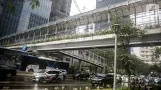 Kendaraan melintas di bawah jembatan penyeberangan orang (JPO) dekat Unika Atma Jaya, Jakarta, Rabu (13/11/2019). Kepala Dinas Bina Marga DKI Jakarta Hari Nugroho mengatakan atap JPO dekat Unika Atma Jaya dan Hotel Le Meridien di Jalan Jenderal Sudirman akan dicopot. (Liputan6.com/Faizal Fanani)
