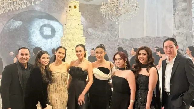 Geng Cendol Tampil Serba Hitam Hadir Resepsi Pernikahan Luna Maya dan Maxime di Jakarta.