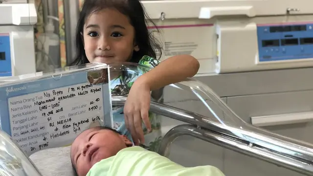 [Bintang] Poppy Bunga Melahirkan Anak Kedua