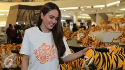 Shandy Aulia saat menghadiri jumpa pers kampanye populasi harimau di Senayan City, Jakarta, Jumat (29/7). WWF-Indonesia #DoubleTigers menggugah kepedulian publik akan populasi dan konservasi harimau. (Liputan6.com/Herman Zakharia)