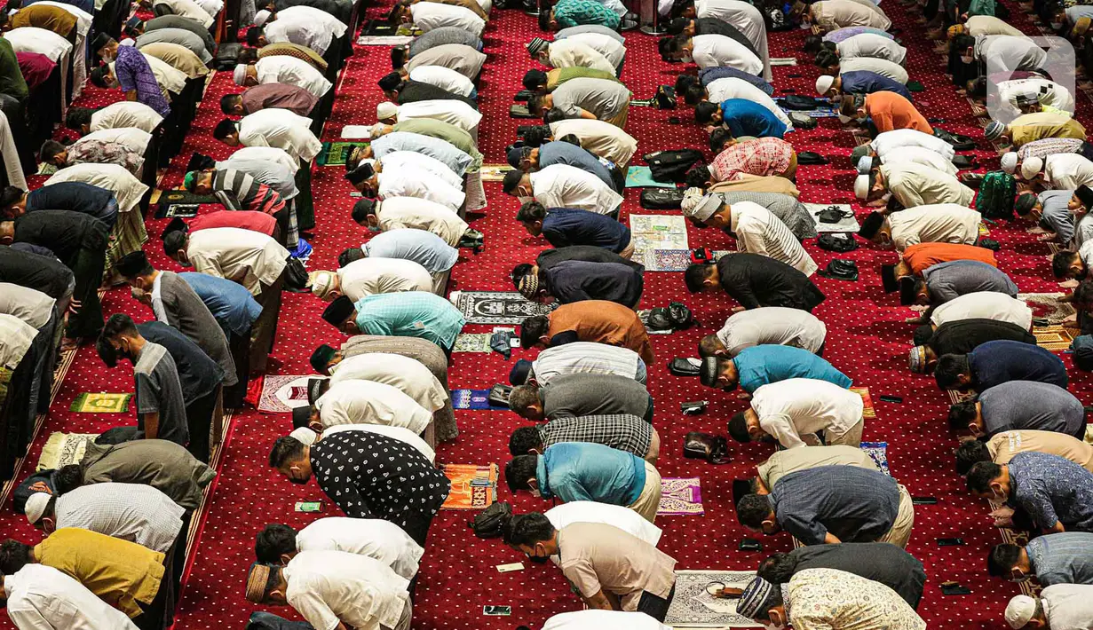 <p>Umat muslim melaksanakan sholat Jumat terakhir pada Ramadhan 1443 H di Masjid Istiqlal, Jakarta, Jumat (29/4/2021). Berdasarkan hisab, Hari Raya Idul Fitri jatuh pada 2 Mei 2022 sementara pelaksanaan rukyatul hilal (melihat posisi bulan) akan dilakukan sehari sebelumnya. (Liputan6.com/Faizal Fanani)</p>