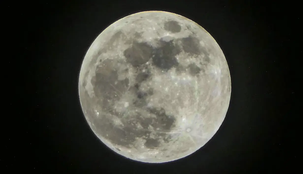 Bulan dalam bentuk penuh sebelum terjadinya fenomena gerhana bulan sebagian (parsial) di langit Jakarta pada Rabu (17/7/2019) dini hari. Gerhana bulan terakhir dalam tahun 2019 ini merupakan fenomena jenis gerhana bulan parsial, karena masih ada yang tampak sebagian. (BAY ISMOYO/AFP)