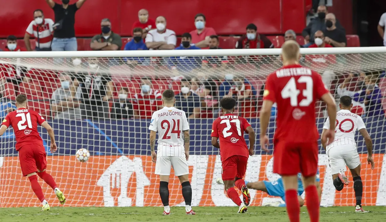 RB Salzburg berhasil mencetak gol pada penalti pada menit ke-21 melalui sepakan gelandang Kroasia, Luka Sucic. (Foto: AP/Angel Fernandez)