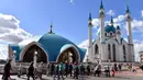 Wisatawan mengunjungi masjid Kul Sharif yang terletak di Kazan, Rusia. Masjid Kul Sharif yang didominasi warna putih dan biru laut ini dibangun pada tahun 1996 dan selesai pada 2005 lalu. (Photo by SAEED KHAN / AFP)