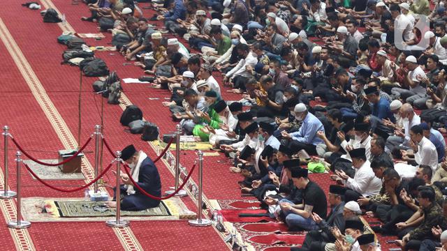 Momen Mesut Ozil Sholat Jumat di Masjid Istiqlal