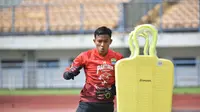 Kiper Persib Bandung, Teja Paku Alam. (Bola.com/Muhammad Faqih)