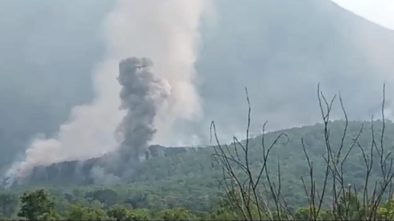 Gunung Lewotobi Laki-Laki erupsi. (Foto: Liputan6.com/Ola Keda)