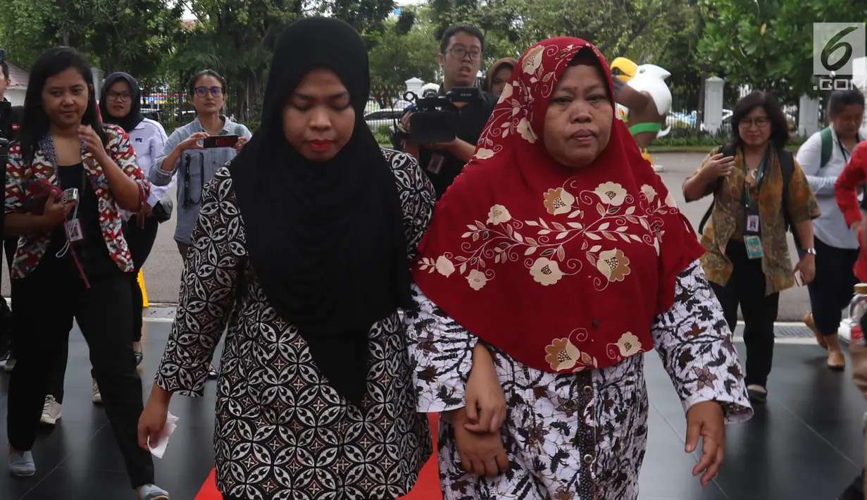 Siti Aisyah dan keluarga tiba untuk menemui Presiden Joko Widodo di Istana Merdeka, Jakarta, Selasa (12/3). Siti dibebaskan dari dakwaan hukum kasus pembunuhan Kim Jong Nam di Pengadilan Tinggi Shah Alam, Kuala Lumpur. (Liputan6.com/Angga Yuniar)