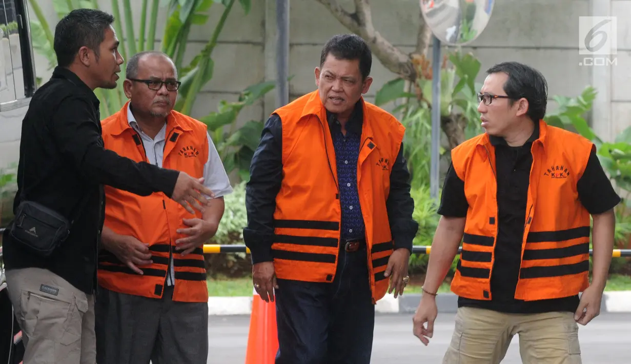Tersangka korupsi Sekda Kota Dumai Muhammad Nasir, Wali Kota Pasuruan Setiyono dan Kasi Permukiman Kemenkeu Yaya Purnomo tiba di Gedung KPK, Jakarta, Jumat (21/12). Ketiganya akan menjalani pemeriksaan dalam kasus berbeda. (Merdeka.com/Dwi Narwoko)