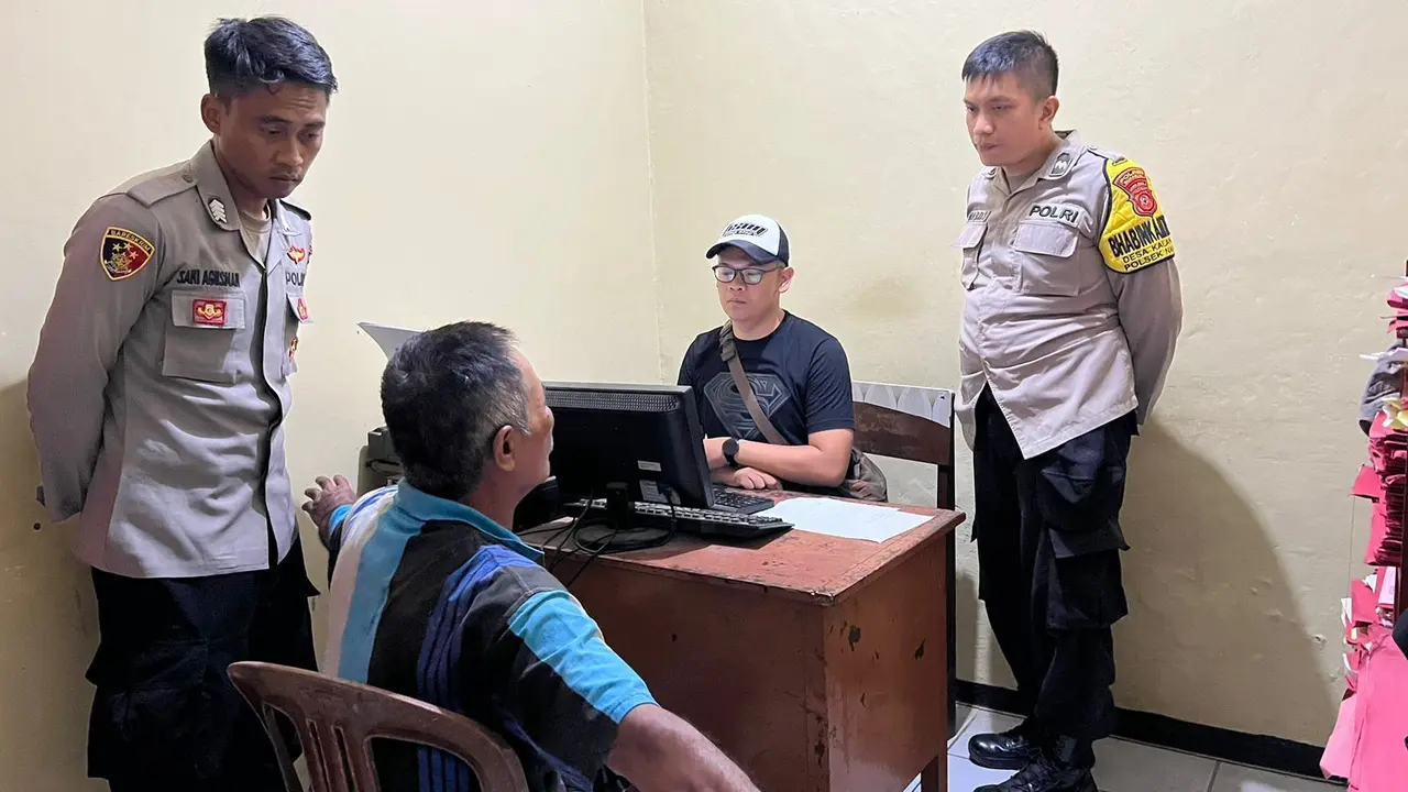 Pelaku penyiraman air keras terhadap keluarganya di Kecamatan Nagrak Kabupaten Sukabumi saat diamankan di Polsek Nagrak Resor Sukabumi (Liputan6.com/Istimewa).