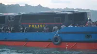 Napi teroris dan tahanan perkara terorisme diseberangkan ke Pulau Nusakambangan, usai tiba di Dermaga Wijayapura dari Rutan Mako Brimob. (Foto: Liputan6.com/Muhamad Ridlo)