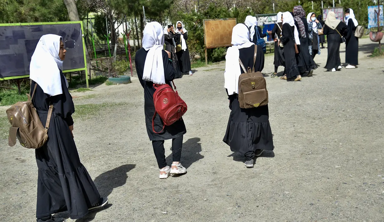 Anak perempuan meninggalkan sekolah mereka setelah perintah penutupan hanya beberapa jam setelah dibuka kembali di Kabul (23/3/2022). Penutupan sekolah memicu kebingungan dan patah hati atas peristiwa tersebut. pembalikan kebijakan oleh kelompok Taliban. (AFP/Ahmad Sahel Arman)