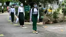 Para siswa yang mengenakan pelindung wajah dan masker berjalan dengan menjaga jarak sosial pada hari pendaftaran sekolah di Yangon, Myanmar (13/7/2020). Myanmar sejak Selasa (7/7) memulai pendaftaran sekolah untuk tahun ajaran 2020-2021, yang tertunda akibat pandemi COVID-19. (Xinhua/U Aung)