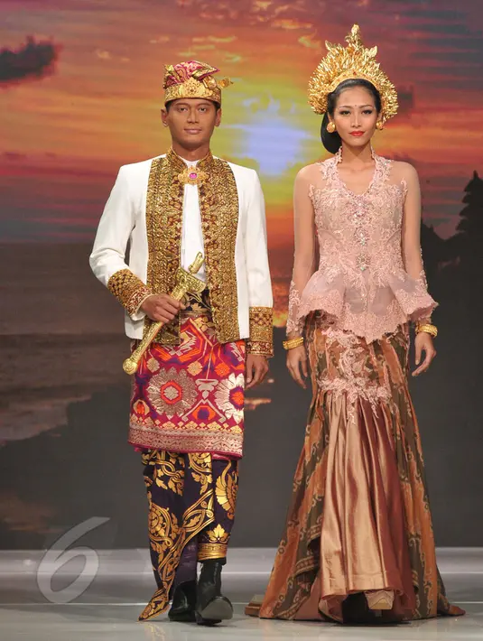 Model memperagakan koleksi busana pengantin pada pameran pernikahan yang bertajuk Unveil, From Indonesia to the World di Grand Ballroom Shangri-La Hotel, Jakarta, Jumat (5/6/2015). (Liputan6.com/Herman Zakharia)