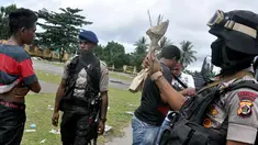 Ratusan warga membawa mayat dua warga yang tewas di serang kelompok bersenjata ke gedung DPRD Papua Timika, Papua.