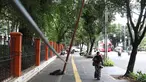 Pejalan kaki melintas di dekat tiang yang miring di Jalan Gedung Kesenian, Jakarta, Jumat (22/2). Keberadaan tiang miring tersebut membahayakan keselamatan pejalan kaki karena kabel yang turut menjuntai hingga ke bawah. (Liputan6.com/Immanuel Antonius)