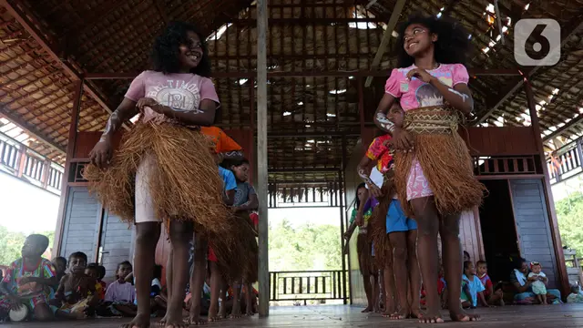 Aktivitas Anak-Anak Papua di Rumah Seni Sawinggrai