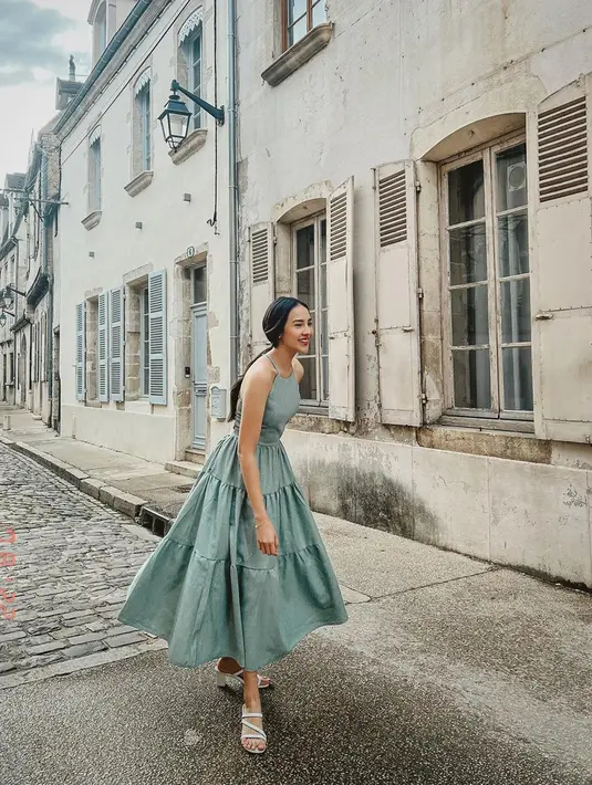 Saat liburan ke luar negeri, wanita kelahiran 1995 itu pun tampil anggun dengan gaun berwarna mint. Rambutnya yang dikuncir, membuat Anya Geraldine tampak semakin memesona.(Liputan6.com/IG/@anyageraldine)