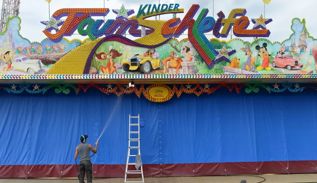 Seorang pekerja mempersiapkan tenda hiburan jelang pembukaan Oktoberfest di Munich, Jerman, (18/9/2015). Oktoberfest di Jerman adalah festival bir terbesar di dunia yang akan berlangsung hingga 4 Oktober 2015. (AFP Photo / Christof stache) 