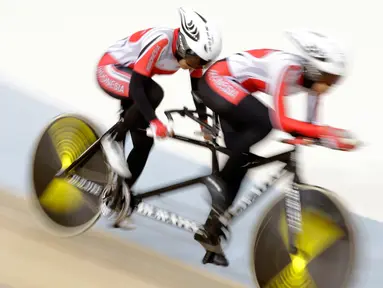 Pesepeda Indonesia Ni'mal Magfiroh dan Sri Sugiyanti memacu kecepatan pada nomor 3.000 meter persuit individu B saat Asian Track Championship 2019 di Veledrome, Jakarta, Jumat (11/1). Pasangan ini berhasil meraih perak. (Bola.com/Yoppy Renato)