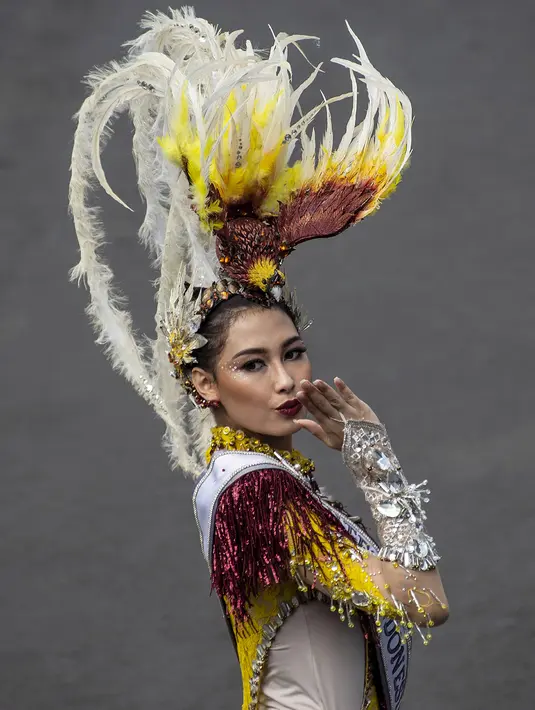 Seorang peserta mengenakan kostum dalam Jember Fashion Carnaval (JFC) di Jember, Provinsi Jawa Timur pada Minggu (4/8/2019). Kegiatan ini mengangkat tema 'tribal grandeur', dengan menghadirkan keagungan 8 suku di dunia. (Photo by JUNI KRISWANTO / AFP)