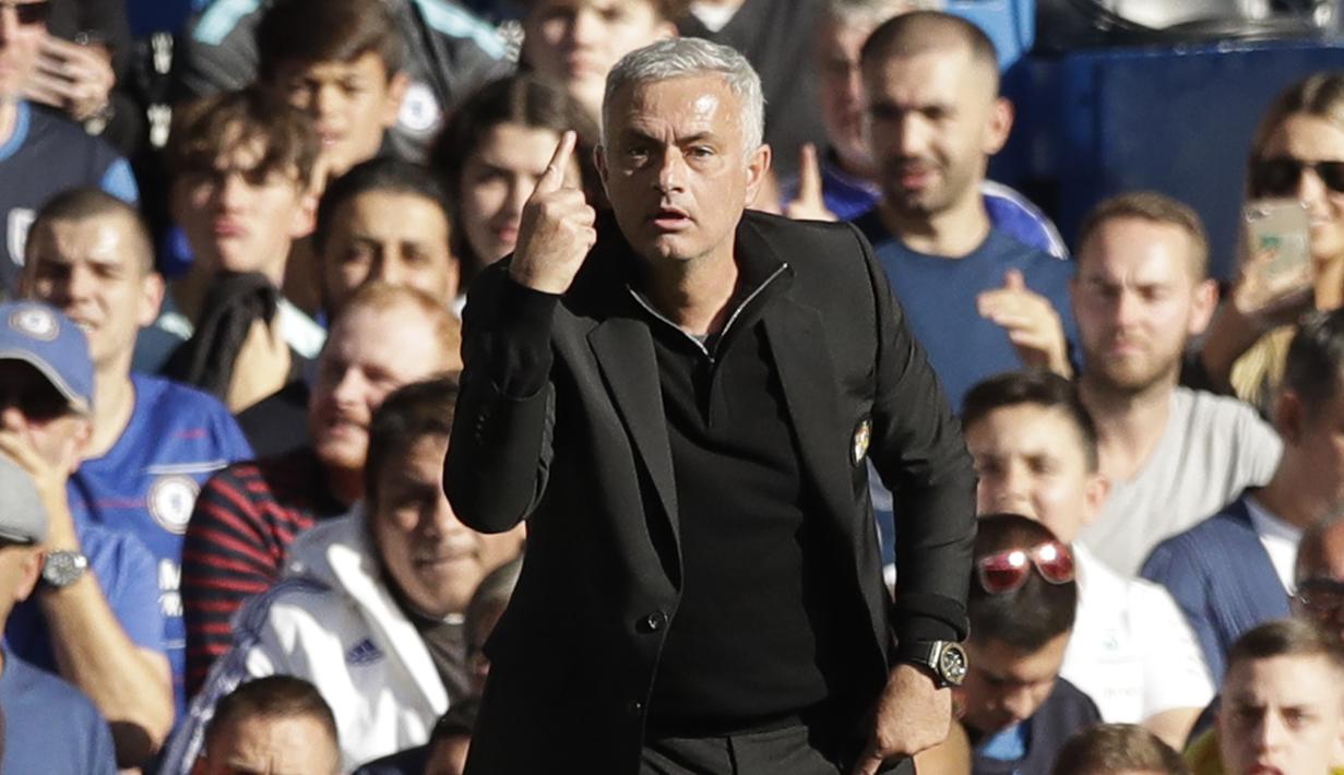 Pelatih Manchester United, Jose Mourinho, saat melawan Chelsea pada laga Premier League di Stadion Stamford Bridge, Sabtu (20/10/2018). Kedua tim bermain imbang 2-2. (AP/Matt Dunham)