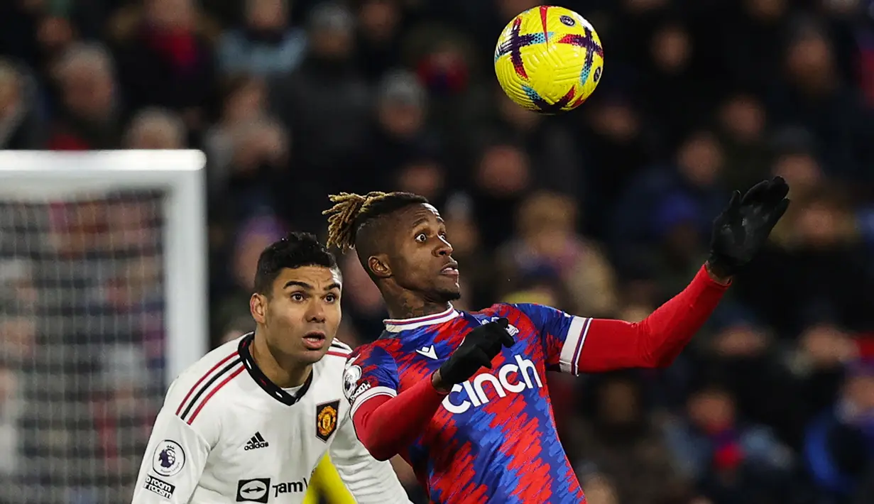 Wilfried Zaha (kanan) yang berpaspor Pantai Gading merupakan lulusan akademi Crystal Palace yang dipromosikan ke tim utama pada 2010/2011. Sempat hijrah ke Manchester United pada tengah musim 2012/2013, ia kembali dipermanenkan The Eagles sejak tengah musim 2014/2015. Hingga kini ia telah tampil dalam 455 laga di semua ajang bareng Crsytal Palace dengan torehan 89 gol dan 76 assist. (AFP/Adrian Dennis)