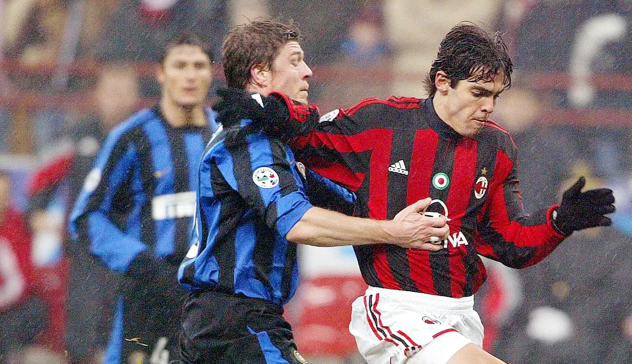 Thomas Helveg - Bek tangguh ini membelot ke Inter Milan pada awal musim 2003-2004 setelah tidak mendapat banyak kesempatan bermain untuk AC Milan. Selama lima musim bersama Rossoneri ia sukses meraih satu Scudetto dan gelar Liga Champions. (AFP/Paolo Cocco)